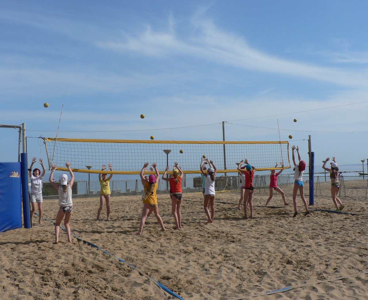 Тренировки на песчаной площадке на пляже в Лимассоле