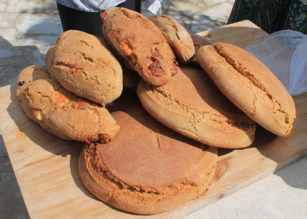 Кипрский домашний хлеб с сыром халуми