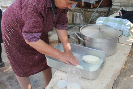 Процесс приготовления кипрского сыра халуми