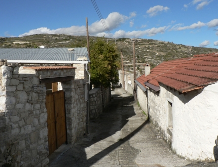 Узкая улочка в кипрской деревне Килани