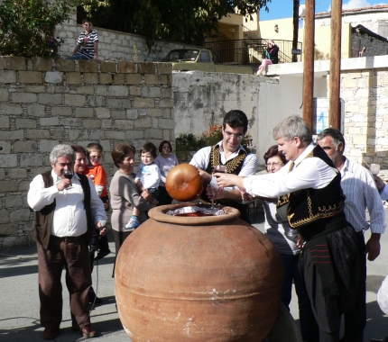 Угощение вином на празднике в деревне Килани