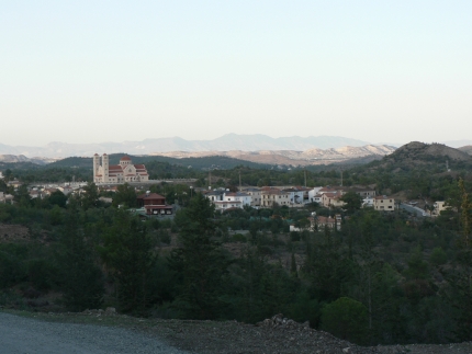 Место для пикника Корнос. Вид на деревню Корнос