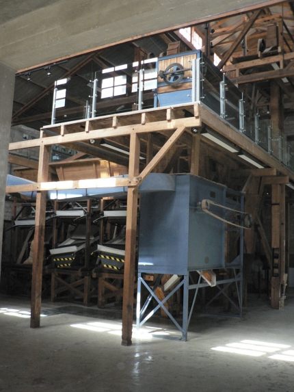 Оборудование для переработки плодов рожкового дерева в музее рожкового дерева в Лимассоле