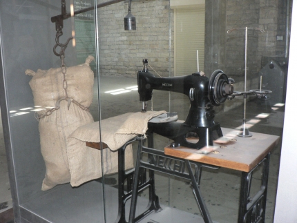 Швейная машинка для пошива мешков в музее рожкового дерева в Лимассоле