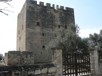 Средневековый замок в Колосси