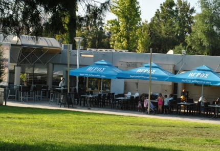 Кафе 7Caves в муниципальном парке Акрополис в районе Строволос в Никосии