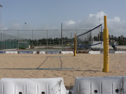 Площадка для пляжного волейбола и теннисные корты на пляже в Героскипу