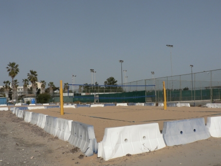 Площадка для пляжного волейбола и теннисные корты на пляже в Героскипу