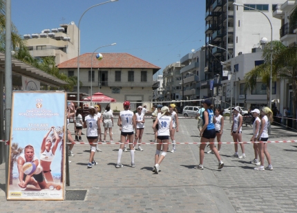 Волейбольный матч в центре Ларнаки в рамках кампании в поддержку молодежного чемпионата мира по пляжному волейболу 2012 в Ларнаке