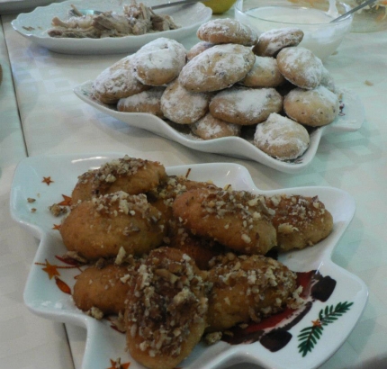 Традиционное новогоднее печенье - курабьедес и меломакарона